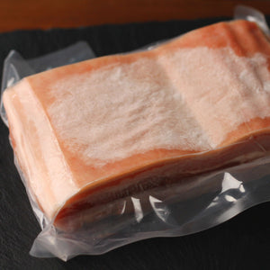 皮付き 豚バラブロック（1kg）Skin-on Pork Belly Block 1kg | Whole Meat