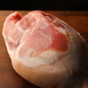 仔豚ボーンインレッグ（骨付き足）　2.3kg 以上　スペイン産